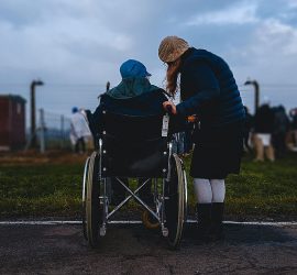 Seniorzy na wózku Jak się nimi opiekować 02